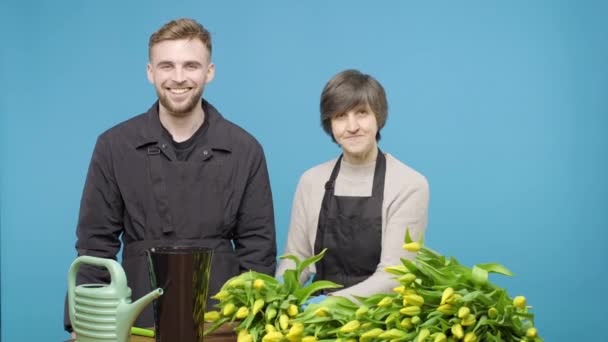 Pria Dan Wanita Berpose Kamera Dengan Sekelompok Tulip Latar Belakang — Stok Video