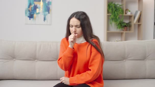 Jonge Vrouw Die Lijdt Aan Keelpijn Draagt Sjaal Zitten Bank — Stockvideo