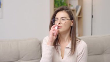 Hasta kadının portresi, burun spreyi kullanarak solunum hastalığını tedavi ediyor.