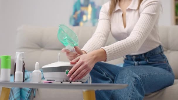 吸入器のクローズアップ女性の手力 — ストック動画