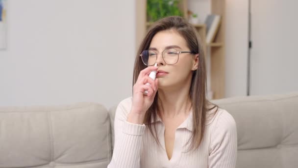 Retrato Mulher Doente Usando Spray Nasal Para Tratamento Doenças Respiratórias — Vídeo de Stock
