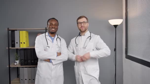 Deux Médecins Regardent Caméra Dans Bureau Hôpital — Video