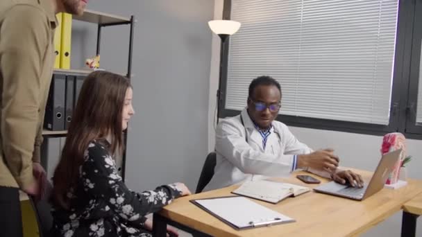 Młody Mężczyzna Córka Rozmawiają Klaskają Lekarzem Gabinecie Lekarskim — Wideo stockowe
