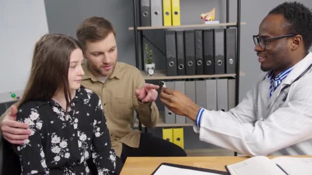 Patiente Munie Une Prothèse Auditive Par Médecin Concept Soins Santé — Video