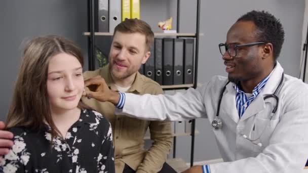 Chica Joven Sometida Examen Oído Por Médico Insertar Audífono — Vídeos de Stock