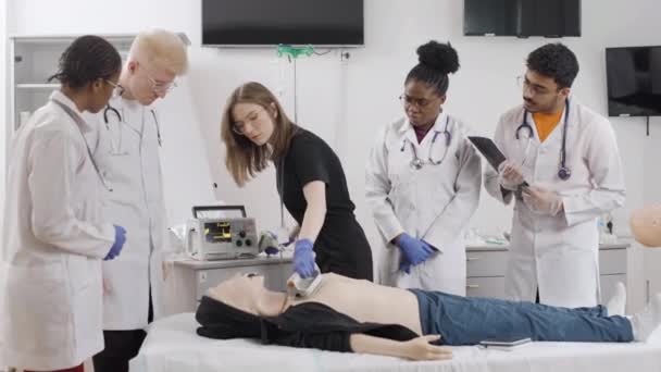 Медична Команда Продемонструвала Першу Допомогу Манері — стокове відео