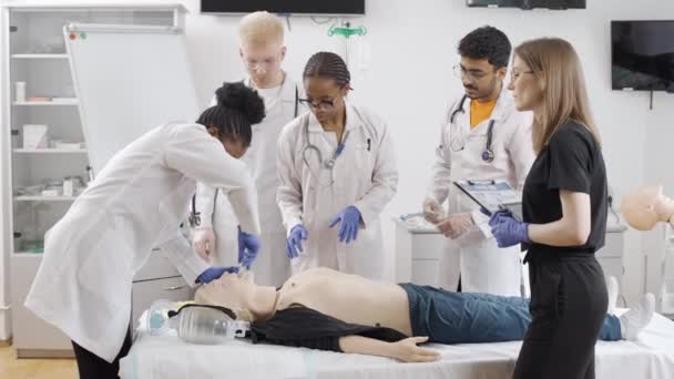 在诊所为人体模特提供急救课程的一组医生 — 图库视频影像