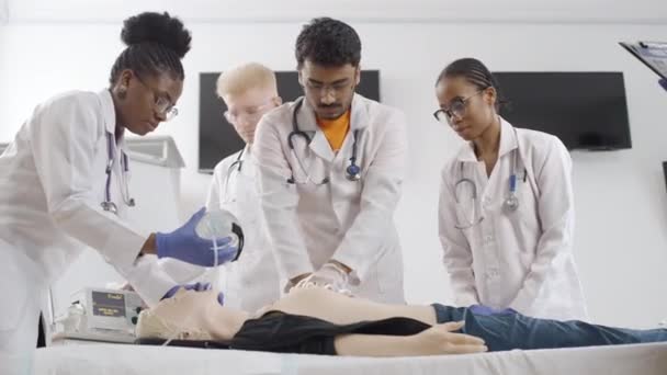Les Médecins Effectuent Examen Médical Sur Mannequin Hôpital — Video