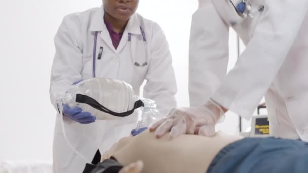医用专业人员对戴氧气面罩的人体模型进行Cpr治疗 急救课程 — 图库视频影像