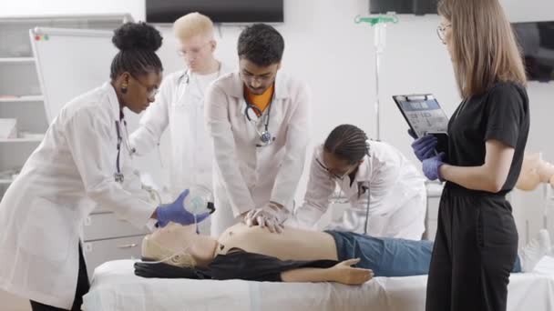 Profesionales Médicos Realizan Examen Maniquí Médico Curso Primeros Auxilios — Vídeo de stock
