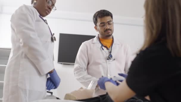 Ärztegruppe Diskutiert Über Erste Hilfe Maßnahmen — Stockvideo