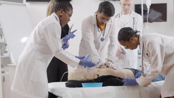 对假人进行手术的医生 急救课程 — 图库视频影像