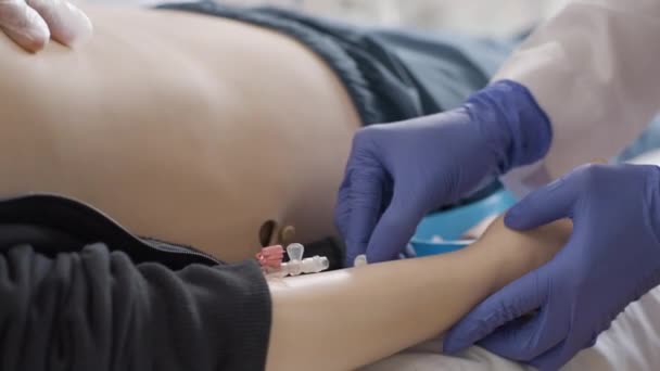 Doktor Provádějící První Pomoc Injekci Figuríny Lékařské Klinice Kurz První — Stock video
