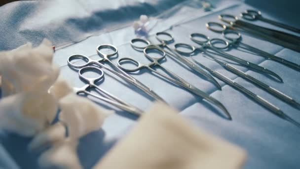 Eine Fülle Chirurgischer Instrumente Auf Dem Tisch — Stockvideo