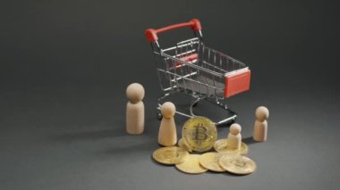 Gri arka planda altın bitcoin sikkeler, tramvay ve ahşap figürler. Dijital para birimleri BTC şifreleme para birimi