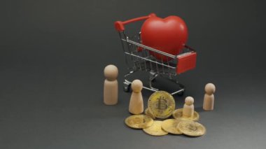 Altın bitcoin, ahşap figürler, gri arka planda kırmızı kalp. BTC, Bit Coin. Engelleme teknolojisi, bitcoin madenciliği
