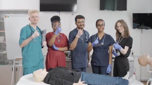 Groupe Médecins Premiers Soins Montrant Pouces Vers Haut Dans Clinique — Video