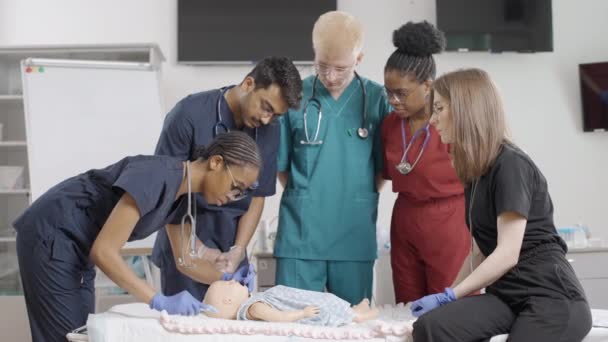 Група Лікарів Які Вивчають Дитячу Малятко Медичній Клініці — стокове відео