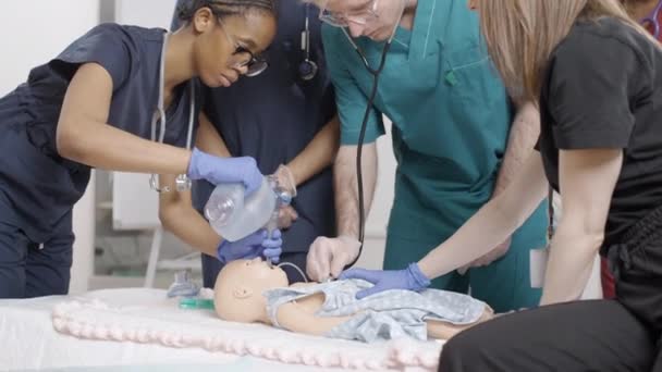 Groupe Infirmières Qui Prodiguent Les Premiers Soins Sur Mannequin Bébé — Video