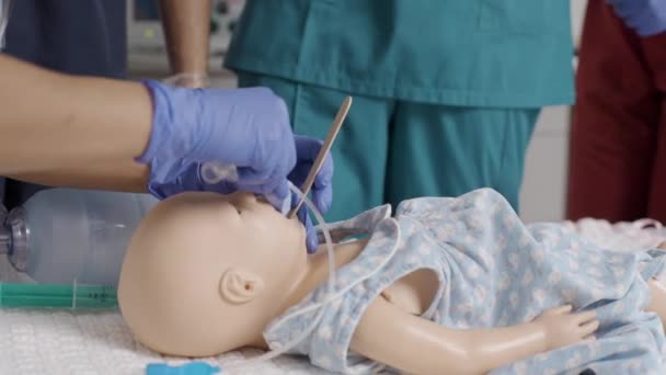 Sestra Vyšetřuje Dětskou Figurínu Nemocnici — Stock video