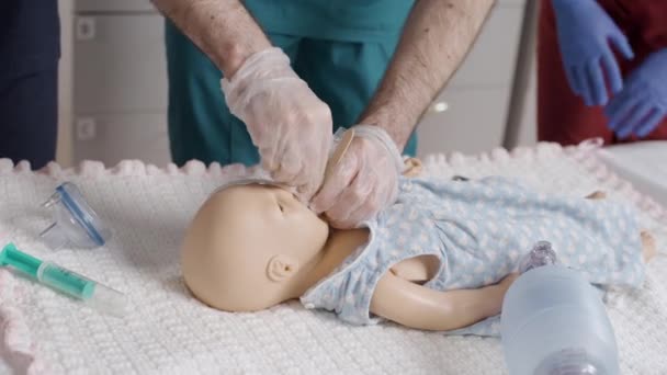 Primeros Auxilios Enfermera Examinando Muñeco Bebé Hospital — Vídeos de Stock