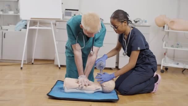 マネキンで手順を実証する看護師と医師 — ストック動画