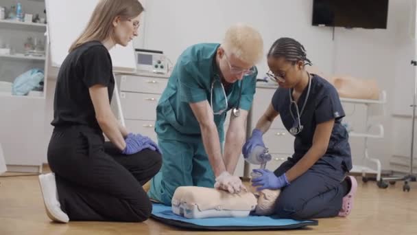 Médicos Realizando Primeros Auxilios Paciente Ficticio — Vídeos de Stock