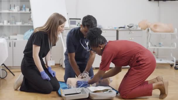 Eerste Hulp Groep Mensen Een Medische Ruimte Met Apparatuur — Stockvideo
