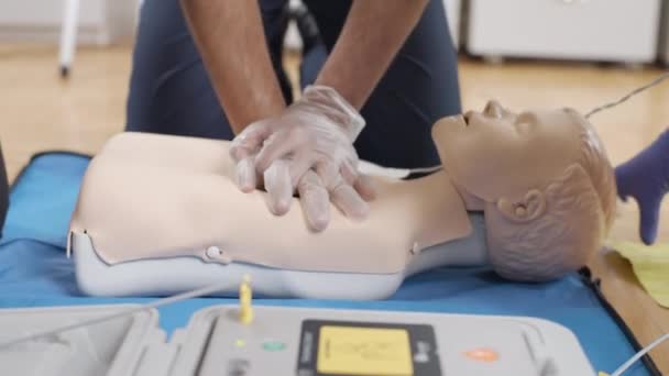 医疗程序 在人体模型上练习急救 — 图库视频影像