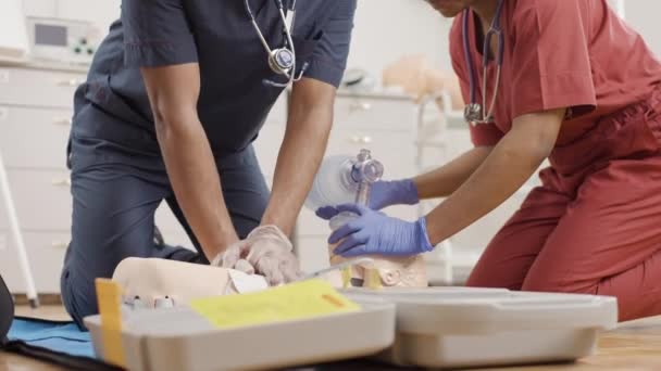 Tıbbi Prosedür Bir Manken Üzerinde Ilk Yardım Uygulaması — Stok video