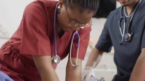 Mediziner Leisten Erste Hilfe Schaufensterpuppe — Stockvideo