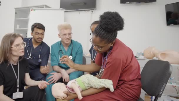 ファースト エイド クリニックで赤ちゃんと医療チーム — ストック動画