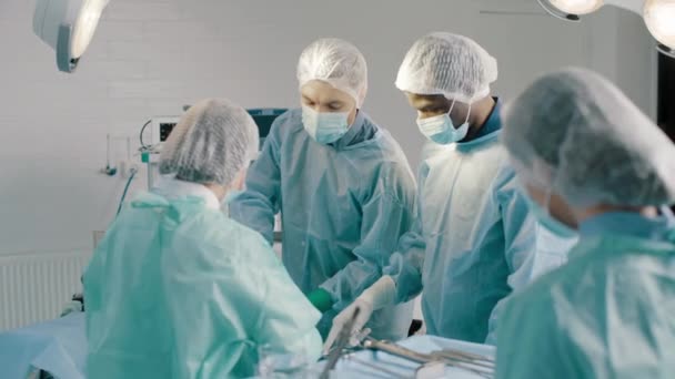 Ομάδα Επαγγελματιών Χειρουργών Και Νοσοκόμων Μικτών Φυλών Στολή Που Εκτελούν — Αρχείο Βίντεο