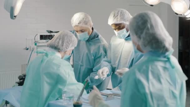 Vegyes Fajtájú Hivatásos Sebészek Nővérek Csoportja Akik Fényes Lámpás Szívtranszplantációs — Stock videók