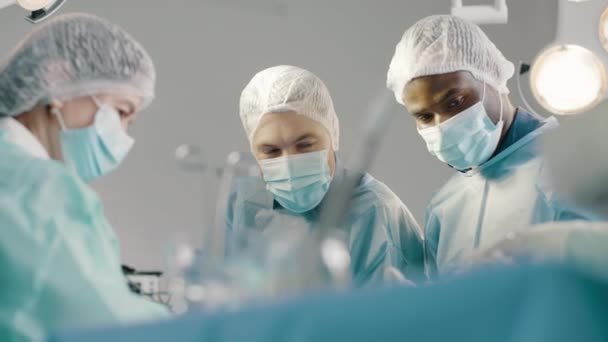 Grupa Mieszanych Ras Profesjonalnych Chirurgów Pielęgniarek Mundurze Wykonujących Operację Przeszczepu — Wideo stockowe
