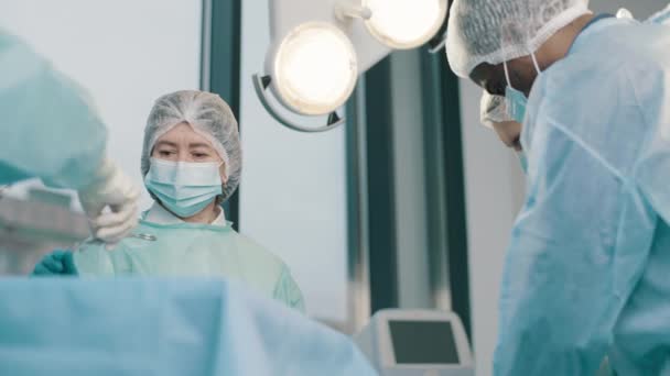 Equipe Cirurgiões Profissionais Realiza Cirurgia Paciente Sob Anestesia Centro Cirúrgico — Vídeo de Stock