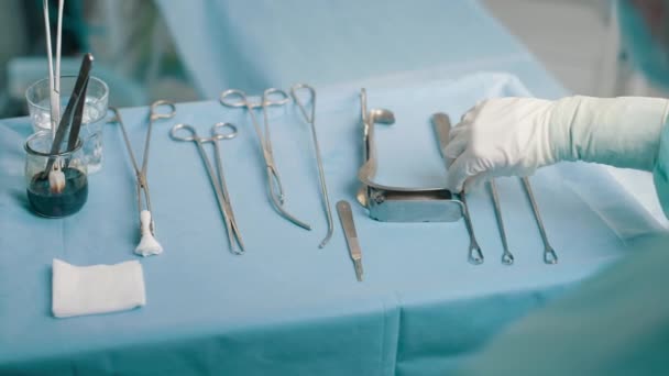 手术器械放在桌上 为手术准备手术工具 剃须刀钳和镊子外科或急诊和救护车或治疗概念 — 图库视频影像