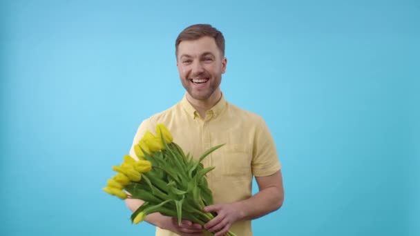 Sole Mano Uomo Che Abbraccia Tulipani Gialli — Video Stock