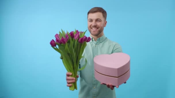 Momentul Suprarealist Bărbat Cutie Roz Flori — Videoclip de stoc
