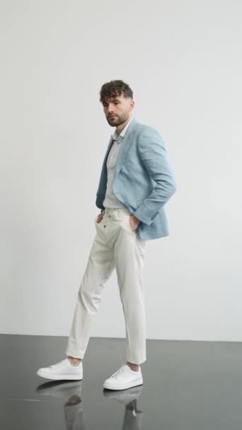 Hombre Chaqueta Azul Pantalones Blancos Posando Para Cámara — Vídeo de stock