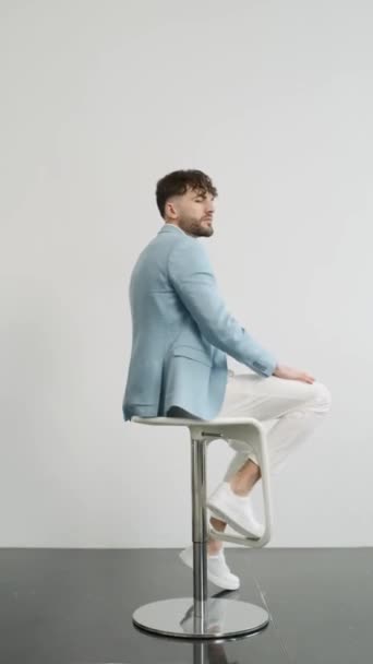 Hombre Traje Azul Sentado Taburete Video de stock