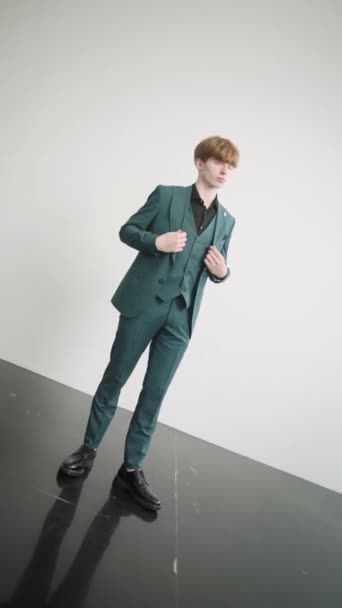 Ung Man Grön Kostym Poserar För Bild — Stockvideo