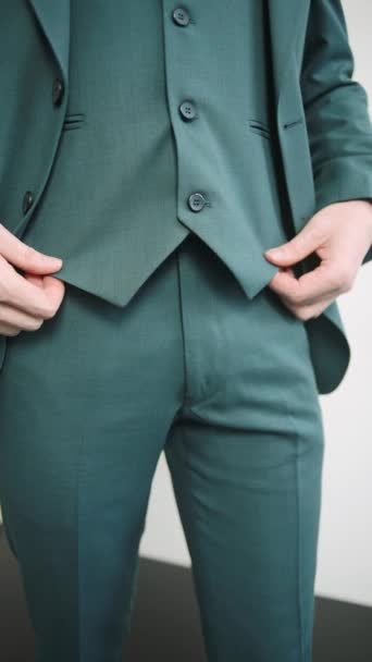 Mann Grünen Anzug Mit Händen Den Taschen — Stockvideo
