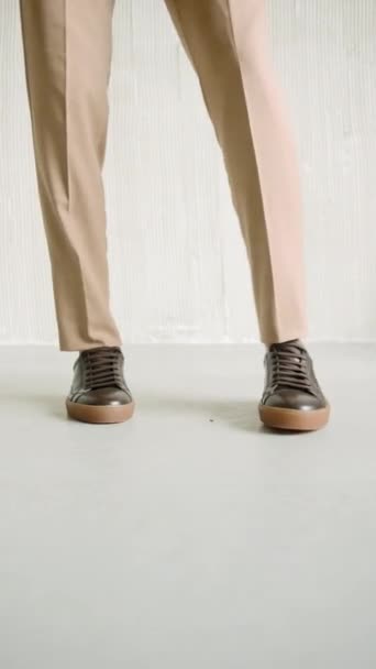Pessoa Chão Branco Sapatos Castanhos — Vídeo de Stock