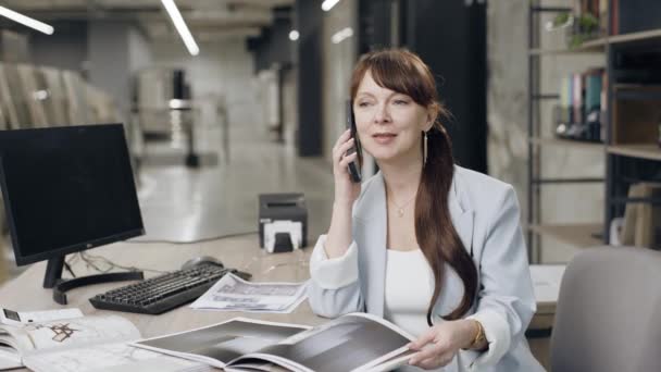 Wanita Berbicara Telepon Genggam Meja Kantor Stok Rekaman Bebas Royalti