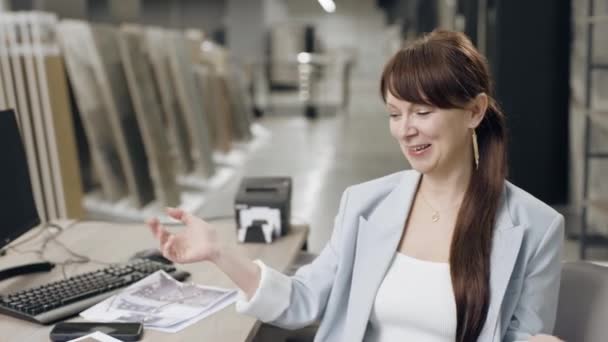 Perancang Wanita Bekerja Dan Berbicara Dengan Klien Meja Showroom Tile Klip Video