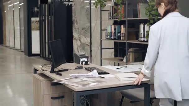Perancang Wanita Dengan Telepon Meja Kantor Showroom Tile Stok Video