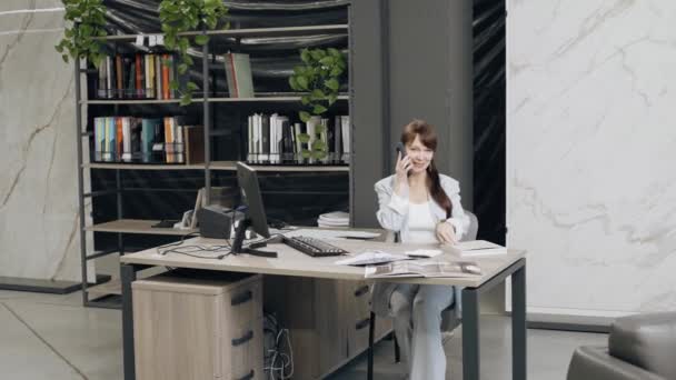 Perancang Wanita Dengan Telepon Yang Bekerja Meja Showroom Tile Klip Video