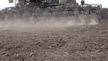 Tarlaya soya fasulyesi ekmek için tohum ekmek. Yavaş çekim