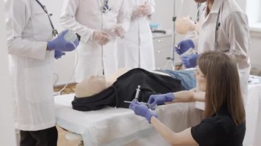 Canlı benzeri simülasyon: yabancı öğrenciler manken üzerinde kalp masajı yapan doktorlara tanıklık ediyorlar